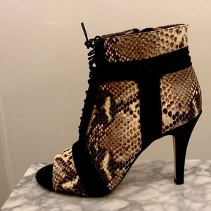 NIB Cynthia Vincent genuine Leather Booties